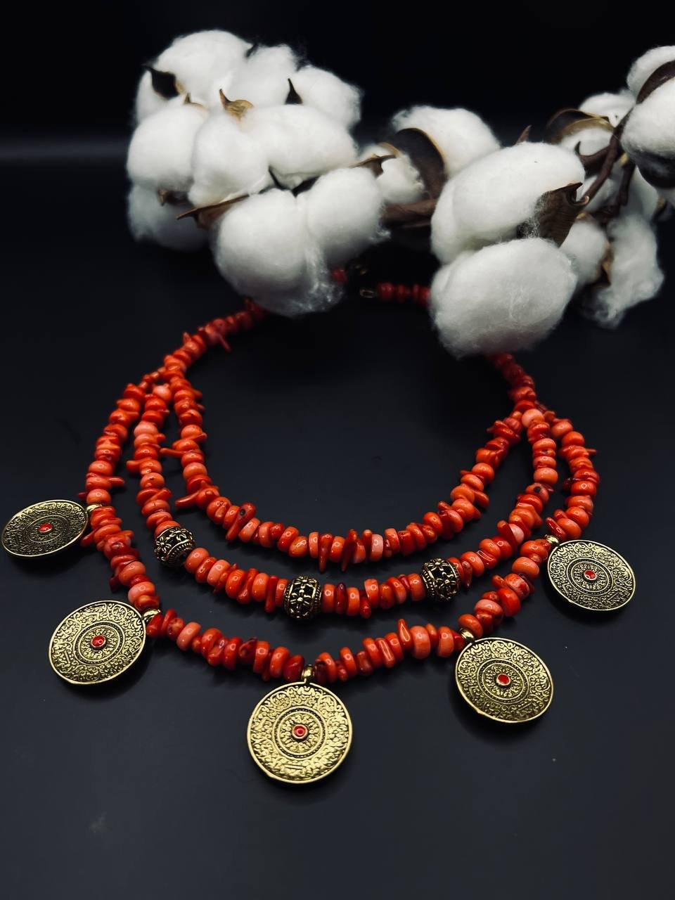Halsband av färgad korall med mässingsmyntberlocker - головне зображення