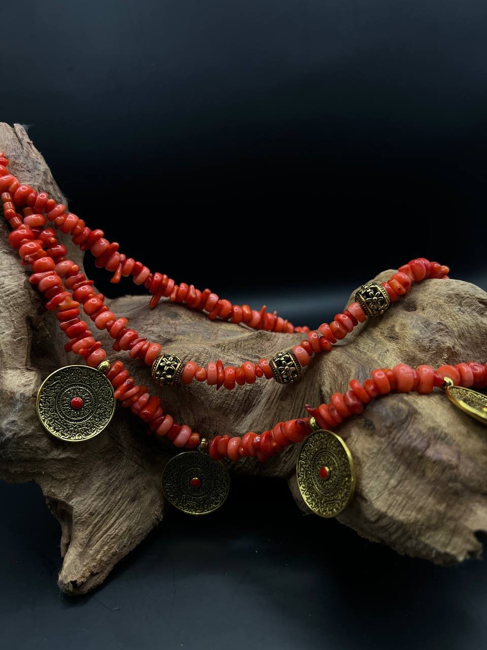 Halsband av färgad korall med mässingsmyntberlocker - зображення 7