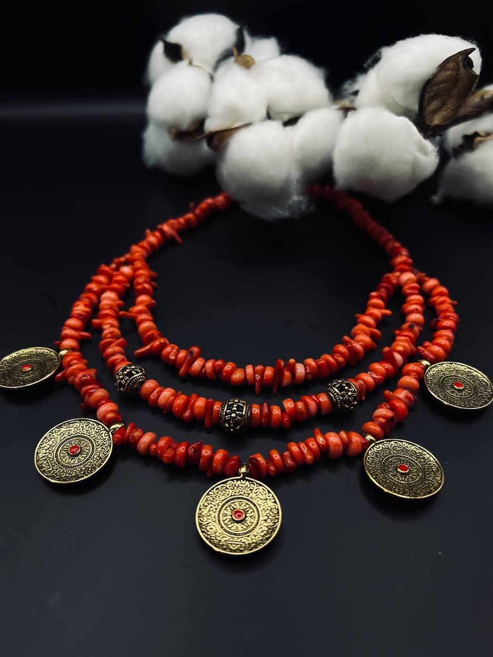 Halsband av färgad korall med mässingsmyntberlocker - зображення 3