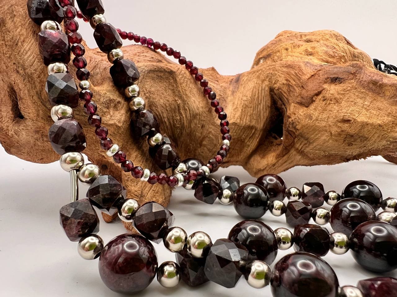 Mozambique Garnet and Silver Triple Strand Necklace - зображення 4