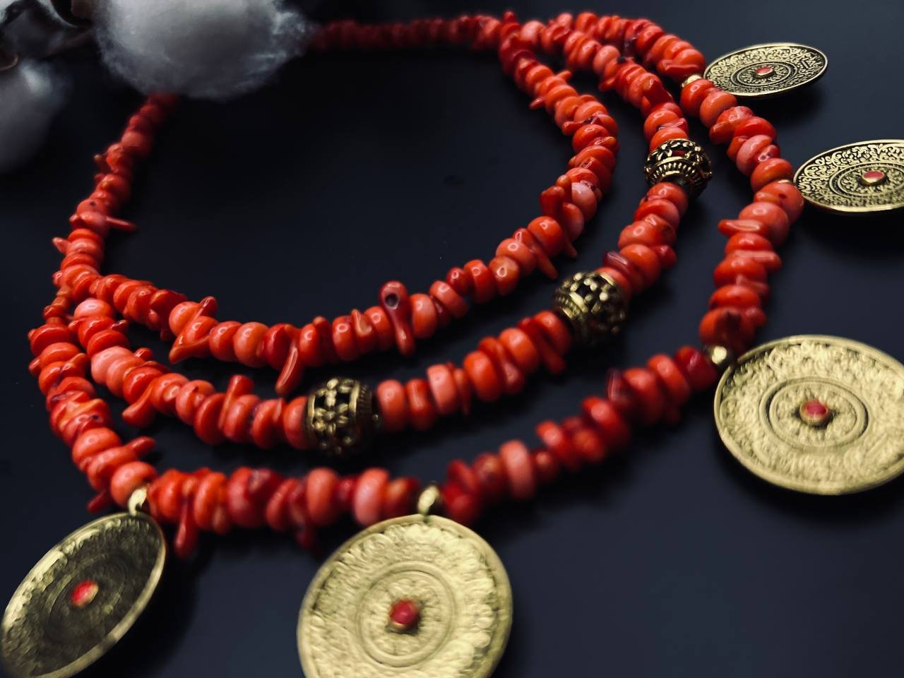Halsband av färgad korall med mässingsmyntberlocker - зображення 4