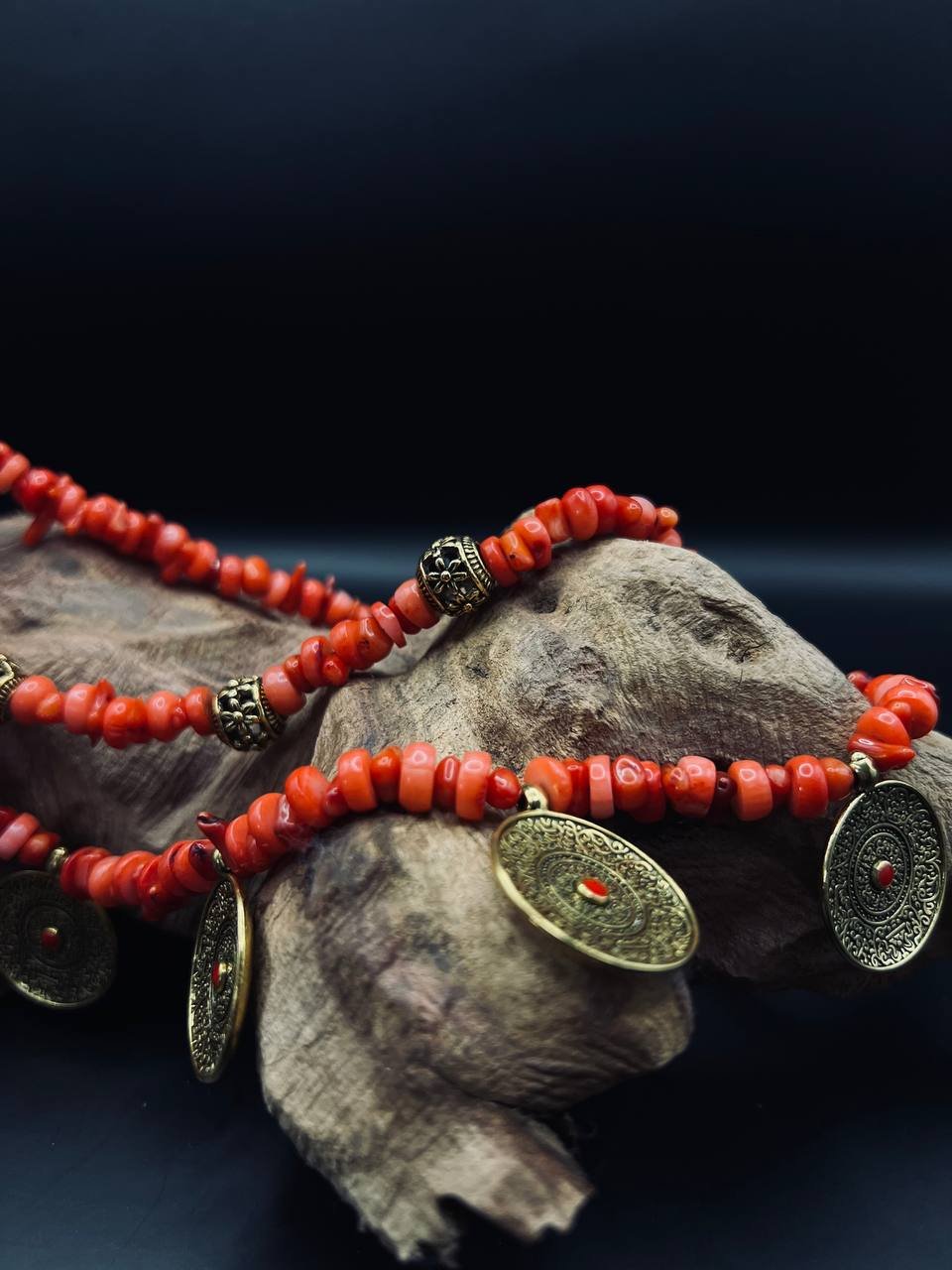 Halsband av färgad korall med mässingsmyntberlocker - зображення 5