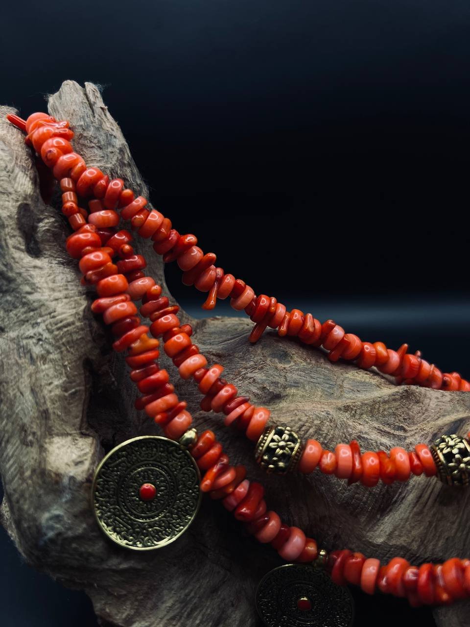 Halsband av färgad korall med mässingsmyntberlocker - зображення 6